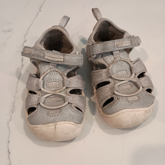Girls 5T 6T 7T - See Kai Run, Keen, Toms shoe bundle - Picture 9 of 13